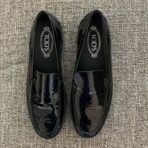 TOD’S Women’s black patent leather driving loafers